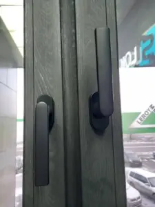 Как проходит замена старых деревянных окон на ПВХ и сколько времени квартира остается без окон?