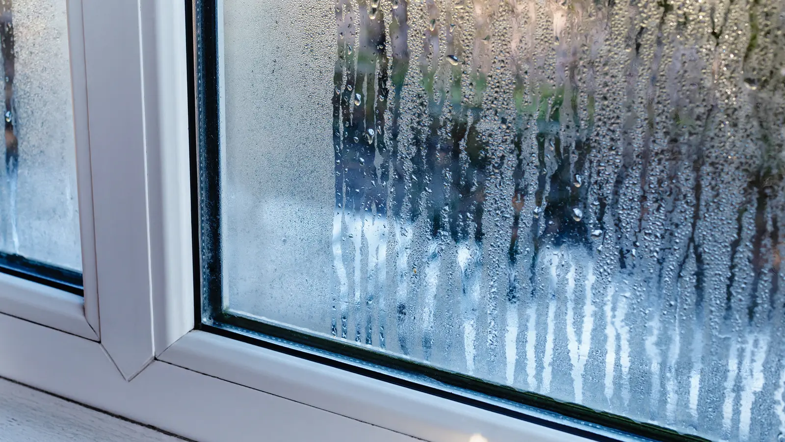 Почему весной окна запотевают чаще?