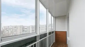 Сколько стоит остекление балкона в 2026 году и от чего зависит цена?